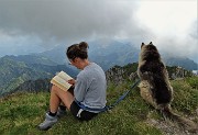 69 In vetta al Monte Alben...chi legge, chi osserva, chi...fotografa !